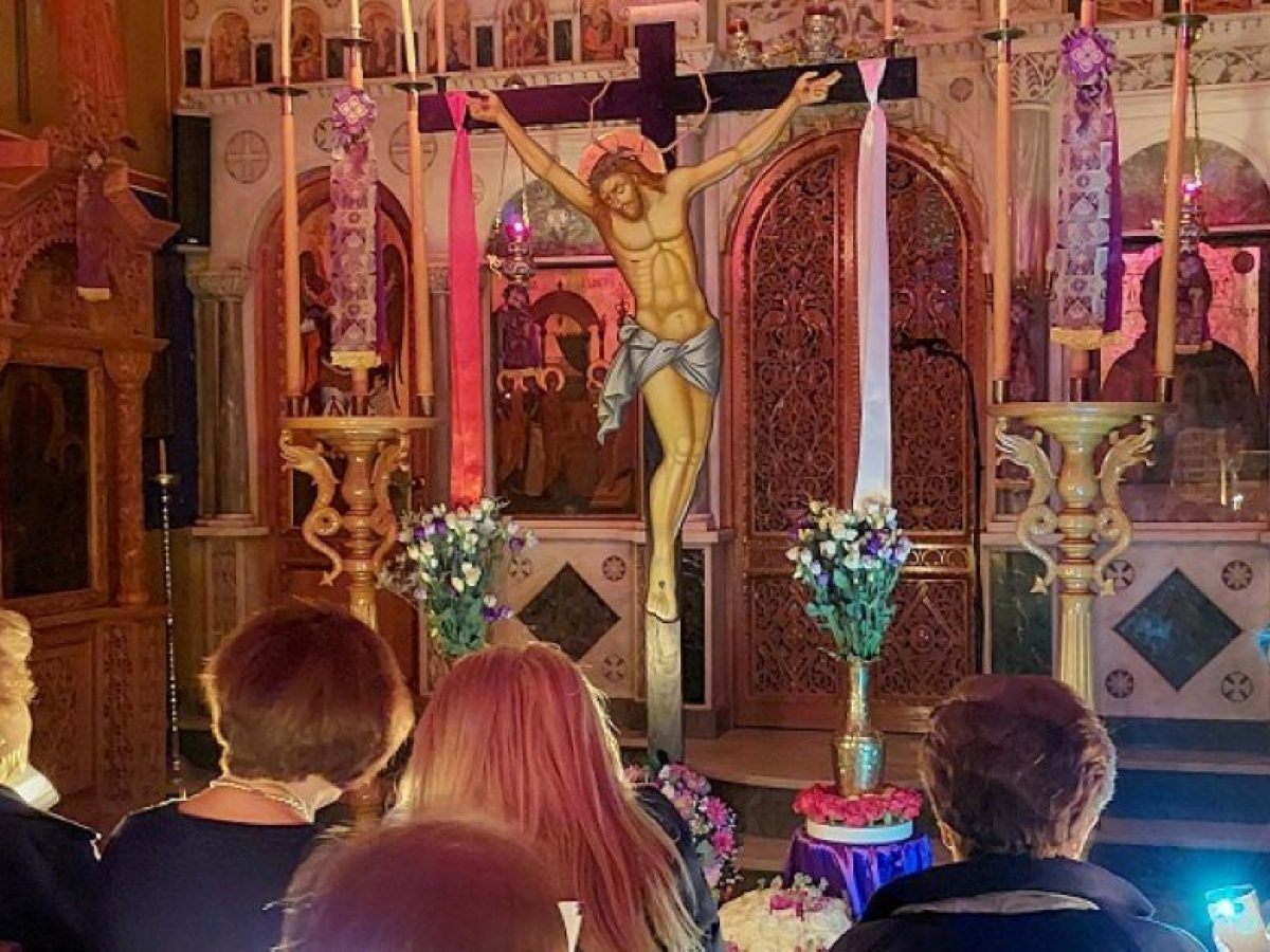 Νάουσα Πάρου: Βαθιά κατάνυξη κατά την ψαλμωδία του θρηνητικού Μοιρολογιού της Παναγιάς στον Ι.Ν. Παντάνασσας (video)