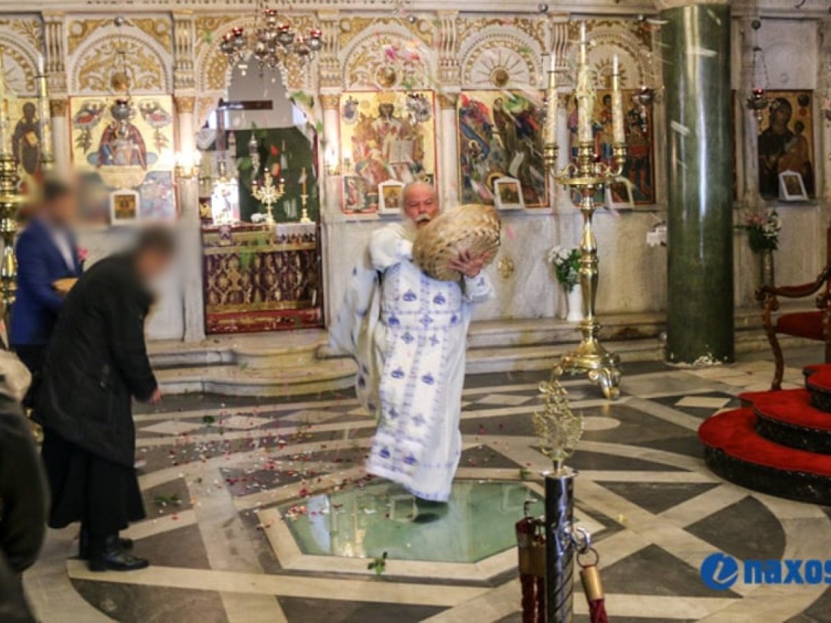 Νάξος: Δάφνες, κρότοι και ο «σεισμός» της Πρώτης Ανάστασης στη Μητρόπολη (video)