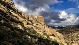 naxos-enas-martis-gematos-drasis