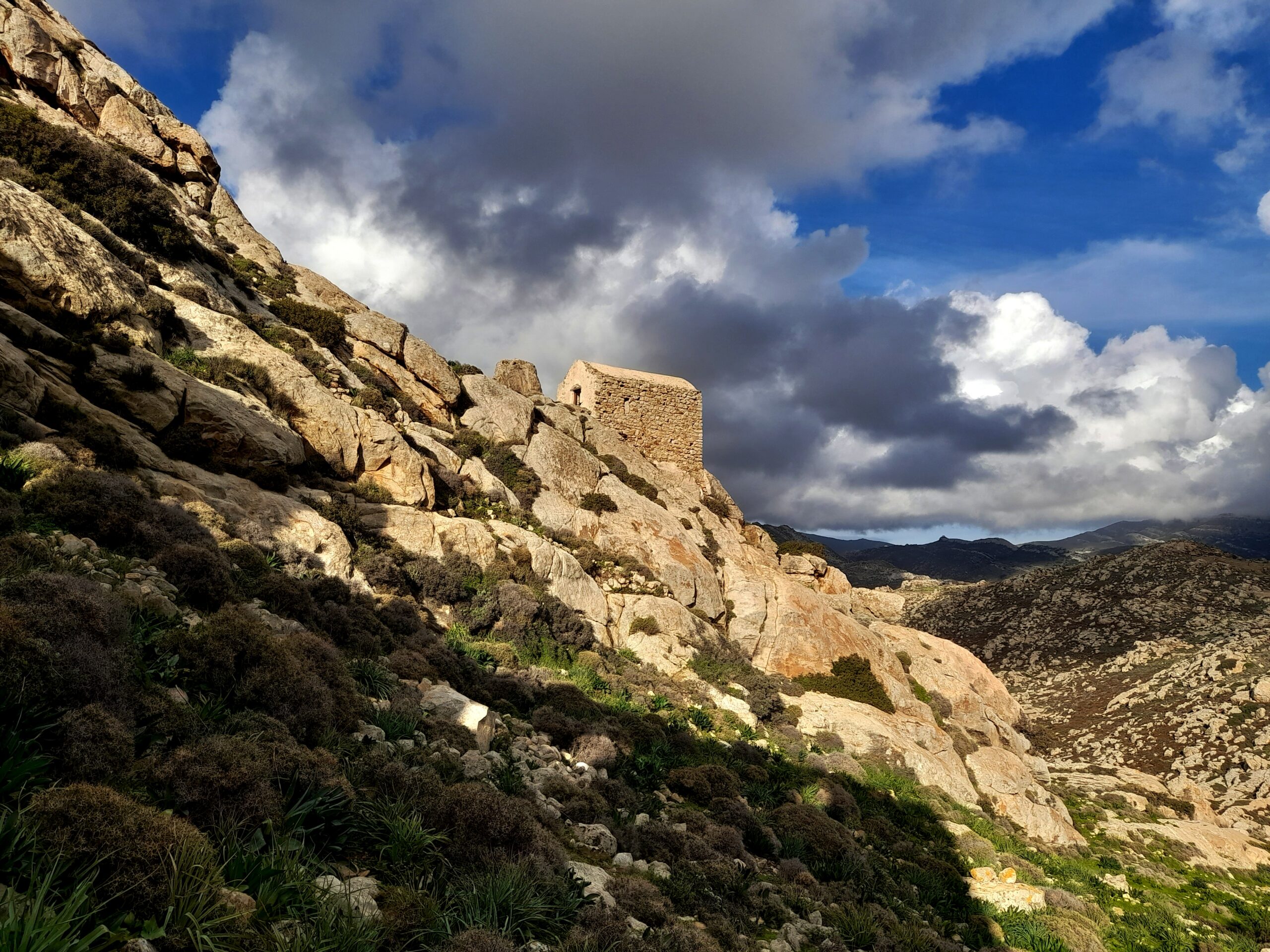 naxos-enas-martis-gematos-drasis