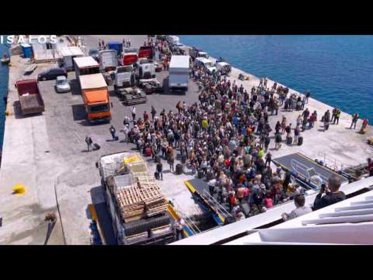 Νάξος: Μαζική άφιξη επιβατών με το Blue Star Delos – Η εντυπωσιακή μανούβρα στο λιμάνι (video)