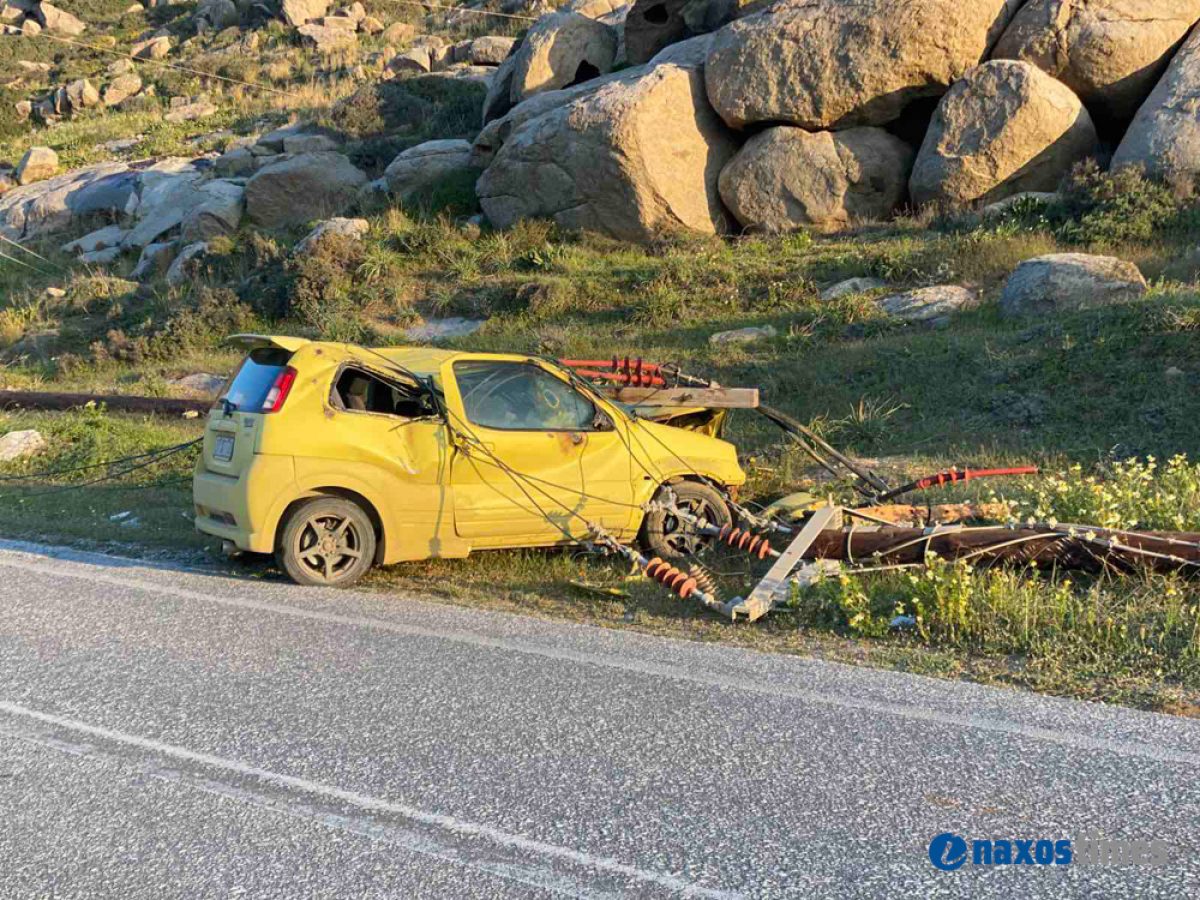 Νάξος: Τροχαίο στη Στελίδα – Αυτοκίνητο έπεσε σε κολώνα της ΔΕΗ που κατέρρευσε πάνω του (φώτος+video)