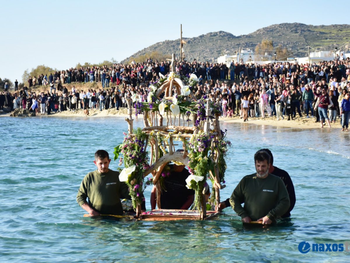 Νάξος – Καστράκι: Κατάνυξη και συγκίνηση στην περιφορά του Επιταφίου μέσα στη θάλασσα (video+φώτος)