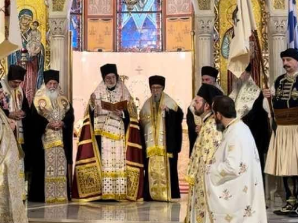 Νέα Υόρκη: Ο Θ. Μαυρομμάτης κράτησε τα μπαϊράκια των Μακρή και Μπότσαρη στον Καθεδρικό Ναό της Αγίας Τριάδος