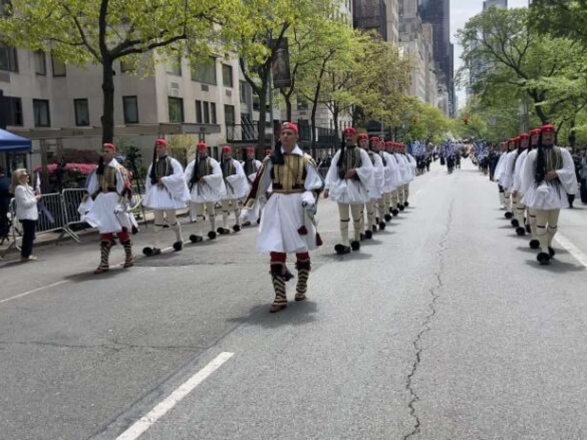 Νέα Υόρκη: Συγκίνηση κατά την διάρκεια της παρέλασης στη Πέμπτη Λεωφόρο από την ομογένεια