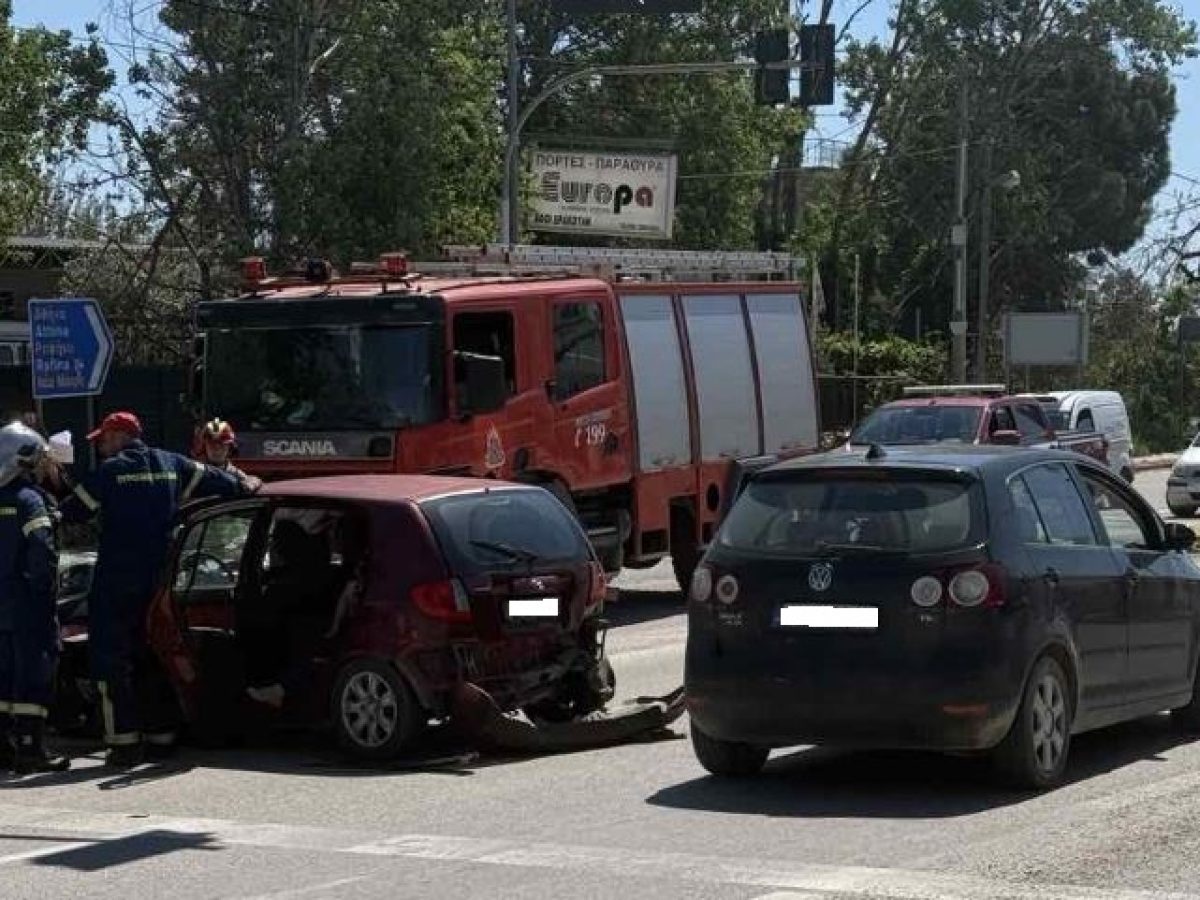 Νέα Μάκρη: Σοβαρό τροχαίο με δύο τραυματίες στο φανάρι του Κέντρου Υγείας (φωτογραφίες)