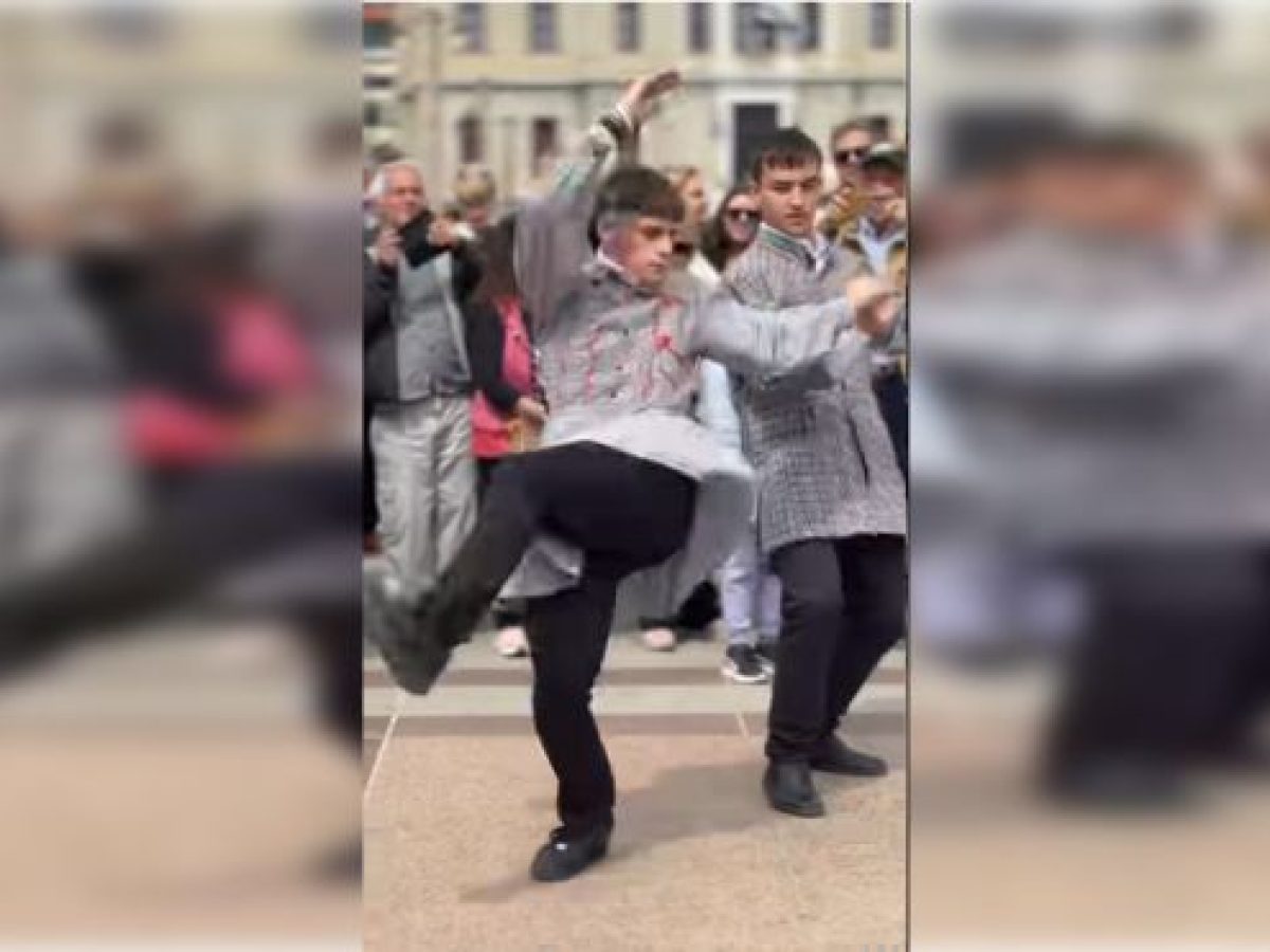Νεαρός χορευτής έκλεψε την παράσταση με λεβεντιά στο πασχαλινό γλέντι της Τρίπολης (vd)