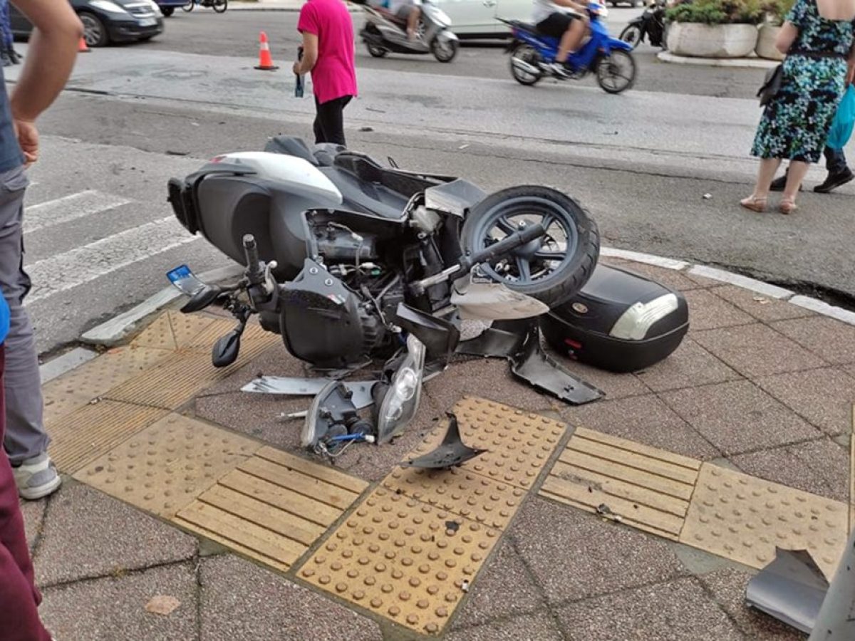 Νέο τροχαίο στην Λάρισα: Αυτοκίνητο συγκρούστηκε με δικυκλιστή