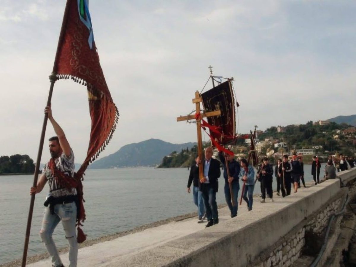 Νια Δευτέρα στην Κέρκυρα: Η Λιτανεία προς το Ποντικονήσι που μαγεύει πιστούς και επισκέπτες (φωτό-video)