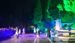 nichterino-evlaviko-proskinima-ston-kipo-1