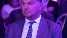 nikitas-tsampalakis-ependisi-sti-neolea