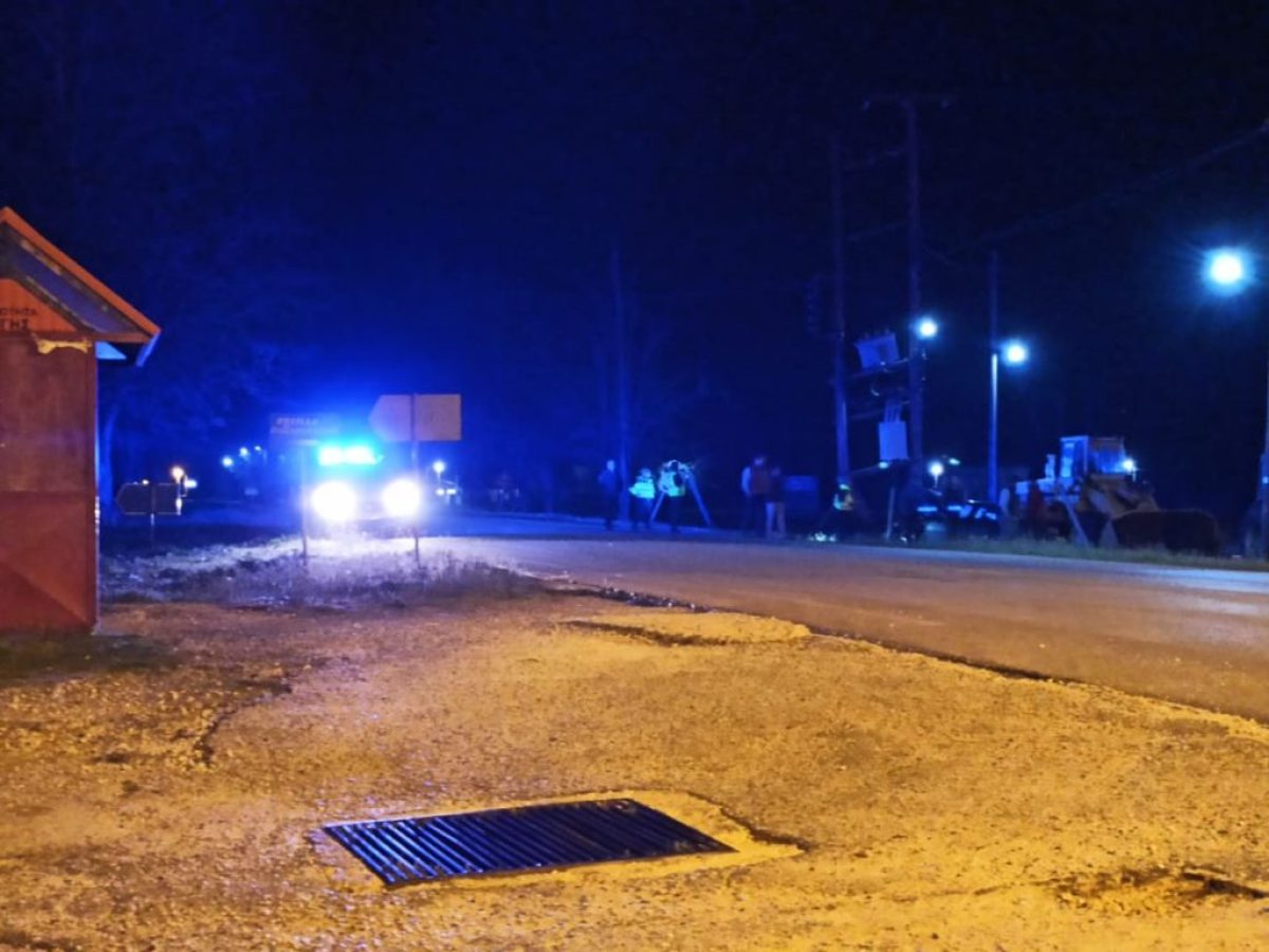 Ντίρλα Τρικαλινός στούκαρε σε σταθμευμένο όχημα στα Τρίκαλα