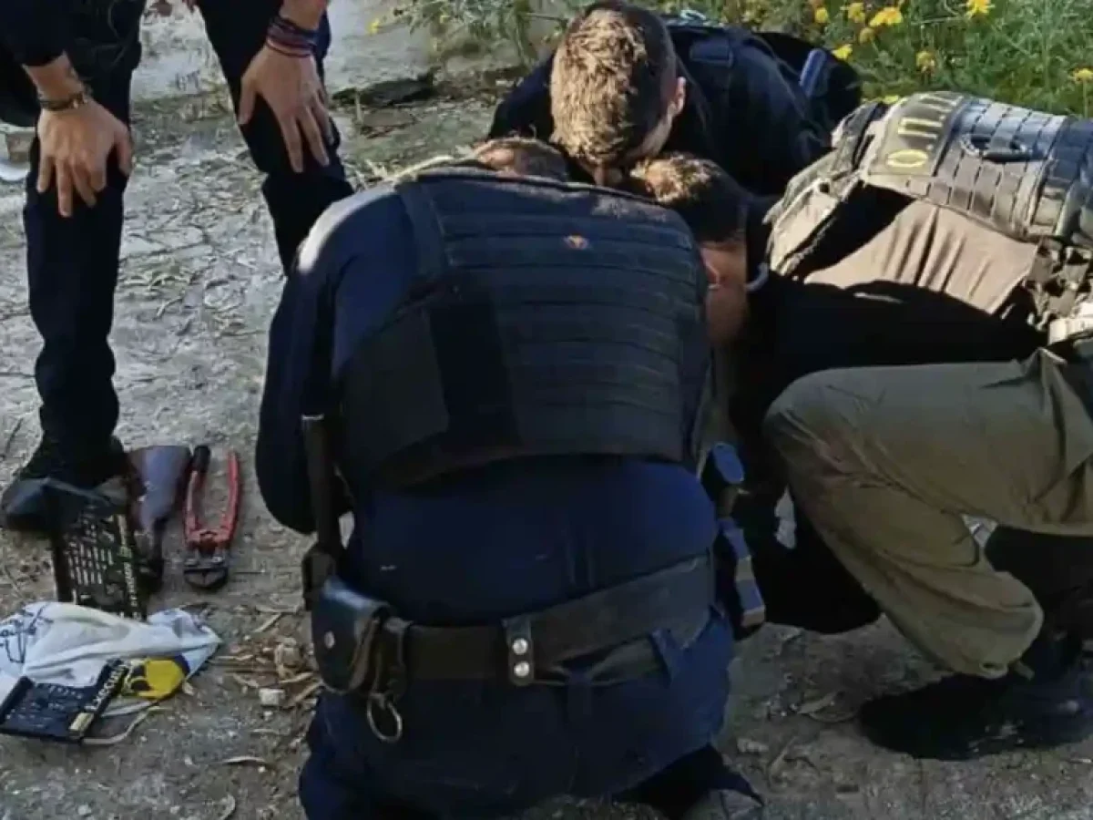 «Ντου» της ΕΛ.ΑΣ. στα Νεόκτιστα Ασπροπύργου: Κλεμμένες καραμπίνες σε βόθρο και 10 συλλήψεις