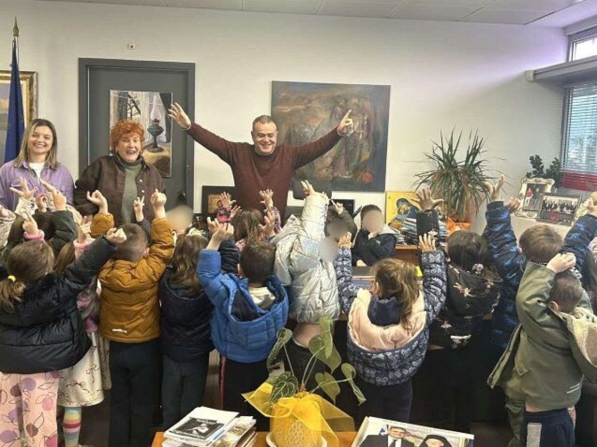 Ο Δήμαρχος Παλλήνης, Χρήστος Αηδόνης, παραχώρησε την καρέκλα του στη… μελλοντική δήμαρχο – Νηπιάκια επισκέφθηκαν σήμερα το Δημαρχείο