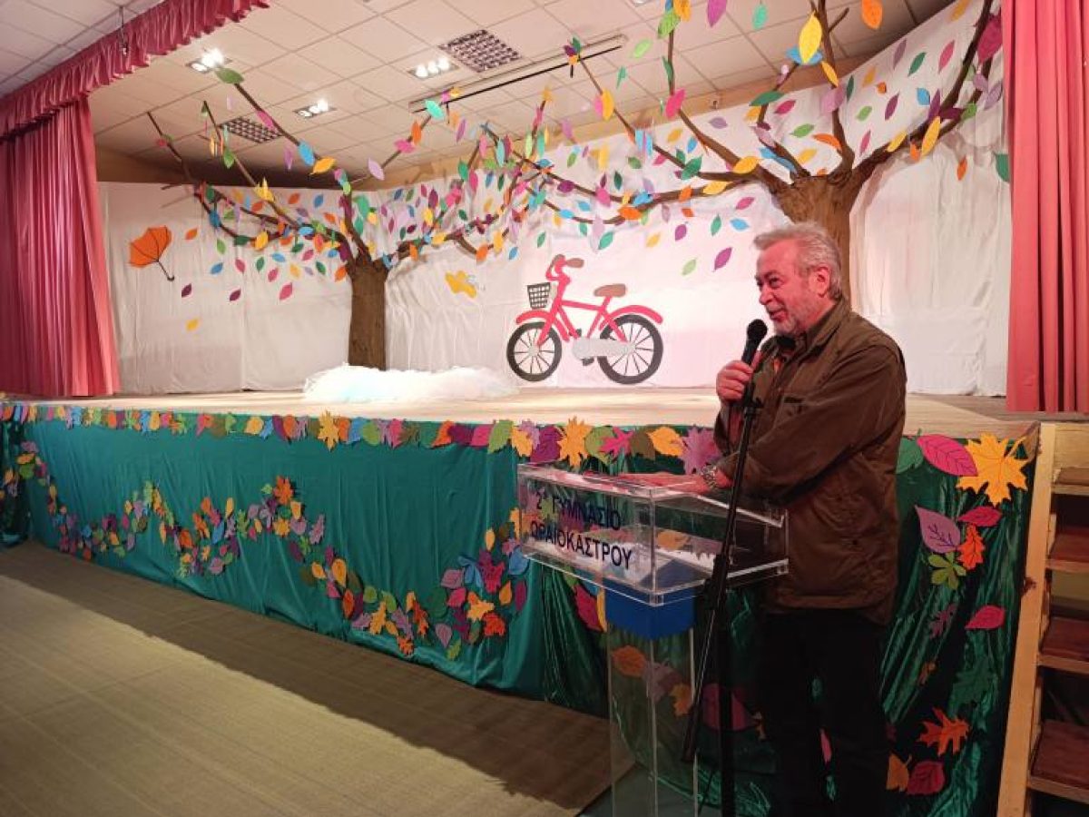 Ο Γρηγόρης Βαλτινός στο Ωραιόκαστρο: Μικρά παιδιά «ζωντάνεψαν» βιβλίο στη σκηνή