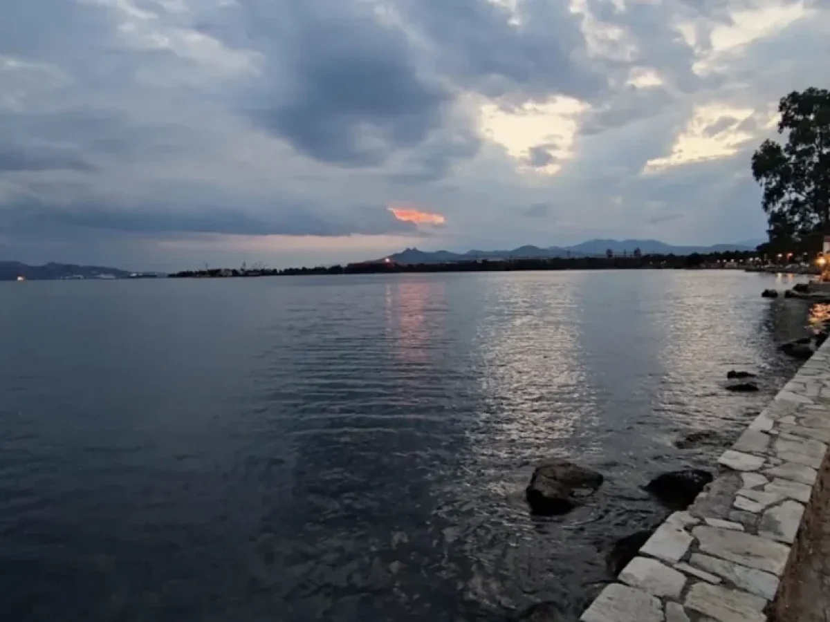 Ο καιρός την Μεγάλη Παρασκευή: Ήλιος με… «δόντια» και συννεφιά στη Δυτική Αττική – Πώς θα γίνει η περιφορά του Επιταφίου