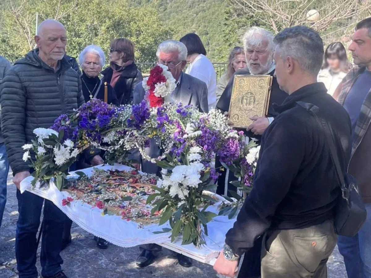 Ο πιο λιτός επιτάφιος ζωντάνεψε στον Πρόδρομο Ευρυτανίας μετά από 60 χρόνια, κατανυκτική ατμόσφαιρα στο χωριό
