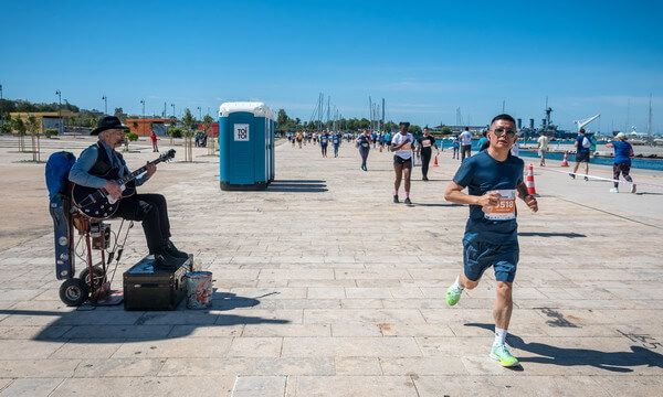 o-posidonios-imimarathonios-kani-enan