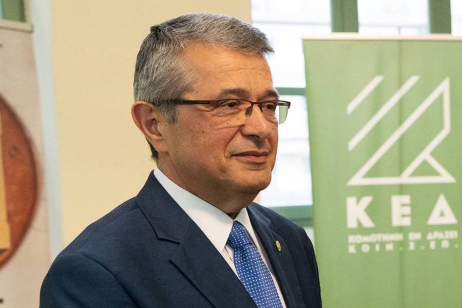 o-samios-kathigitis-manolis-varvounis