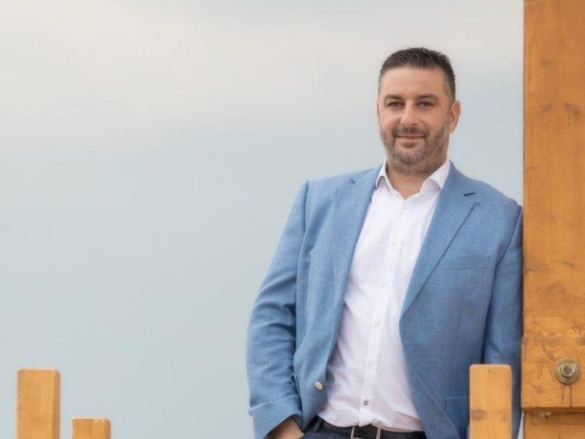 Ο Θανάσης Μαυρομμάτης θα μεταφέρει το «Άγιο Φως» στην Αιτωλοακαρνανία – Σε ποια σημεία θα το παραδώσει