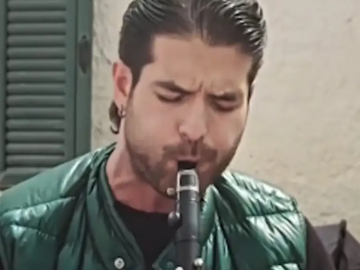 Ο Άρης Μουγκοπέτρος παίζει κλαρίνο ένα χρόνο μετά τον σοβαρό τραυματισμό του από κροτίδα – «Εδώ είμαι πάλι»