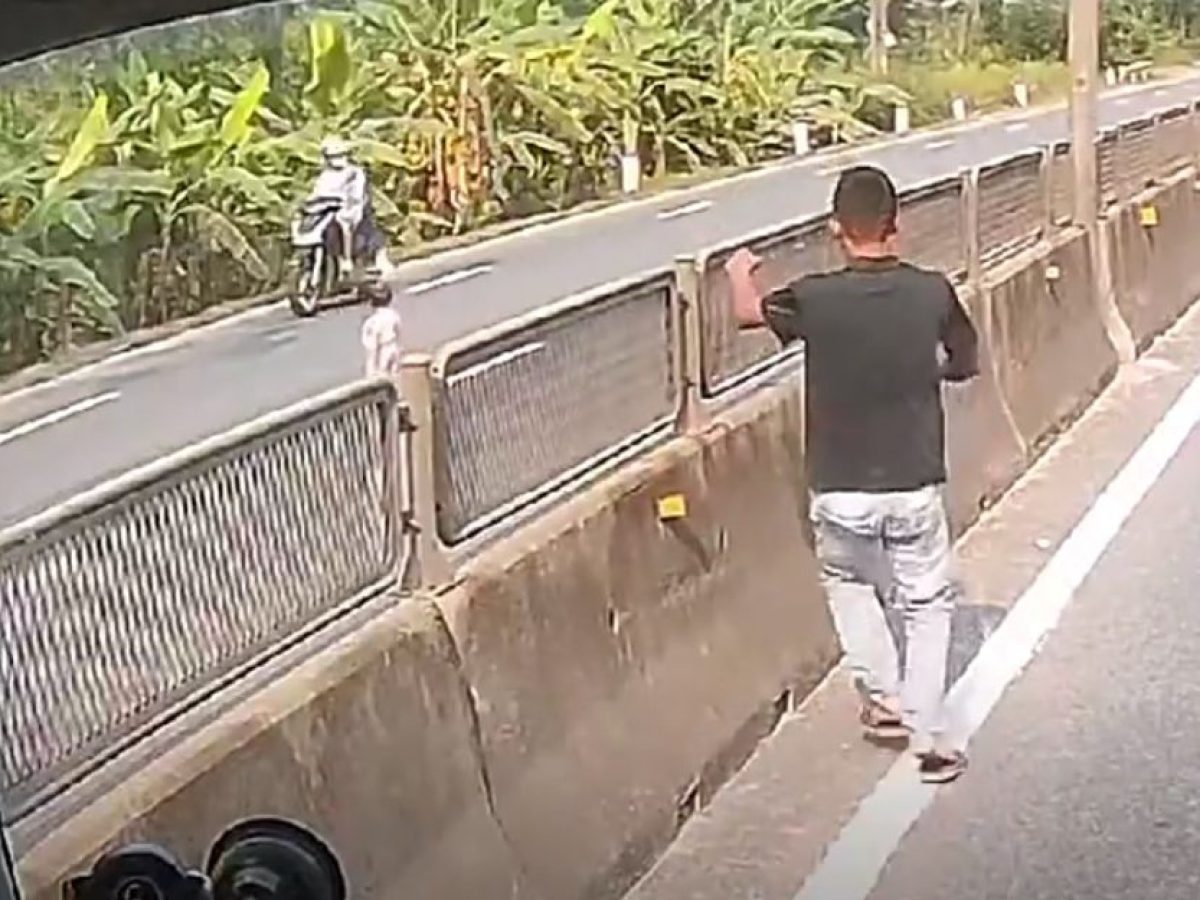 Οδηγός φορτηγού σώζει νήπιο που περπατά στην μέση λεωφόρου (VIDEO)