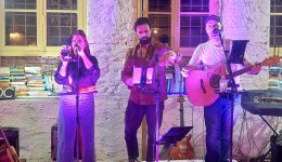 oli-i-sparti-ena-tragoudi