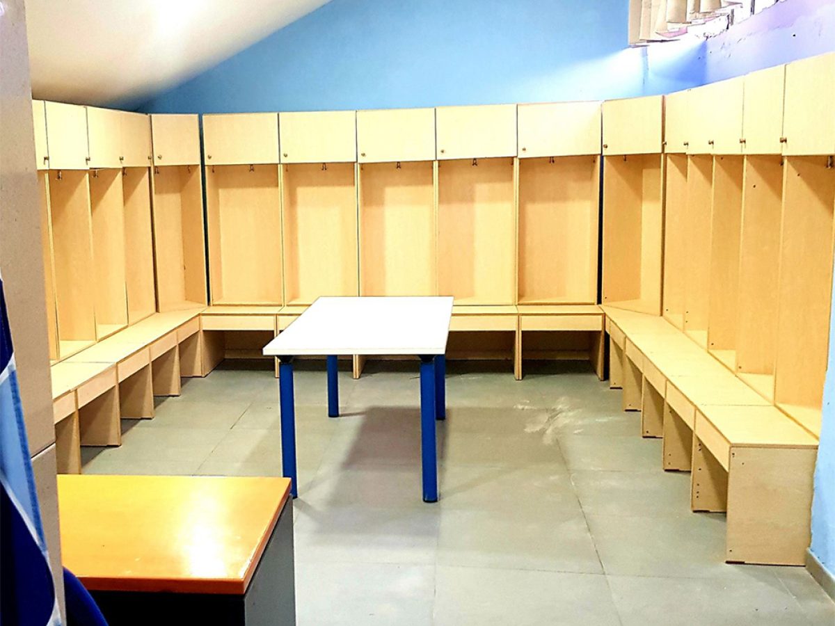 Όλυμπος: Εξοπλισμός, αποδυτήρια και στο βάθος κερκίδα και μουσείο