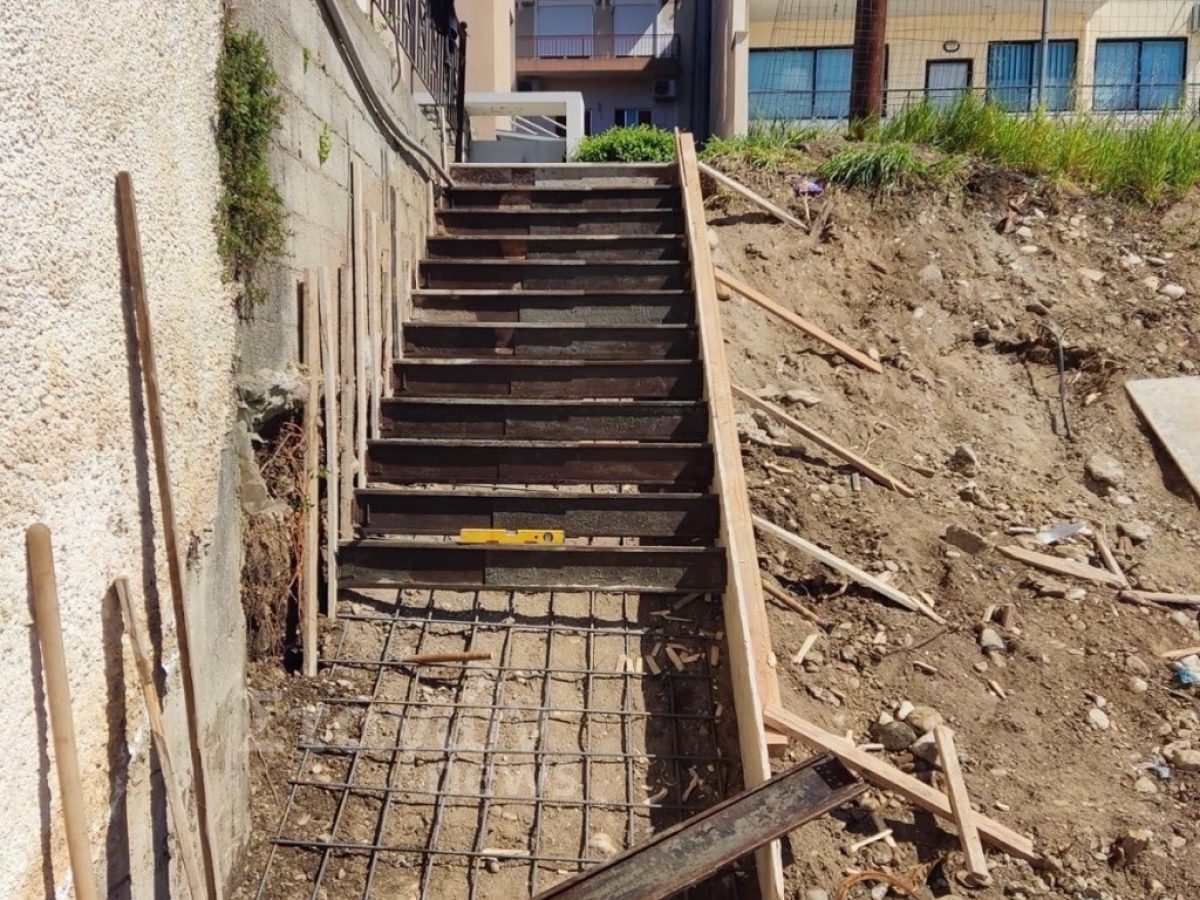 Ολοκληρώνεται το νέο δημοτικό πάρκινγκ στην Αβέρωφ – Κατασκευάζονται οι σκάλες που θα δίνουν πρόσβαση στην Χατζηπέτρου