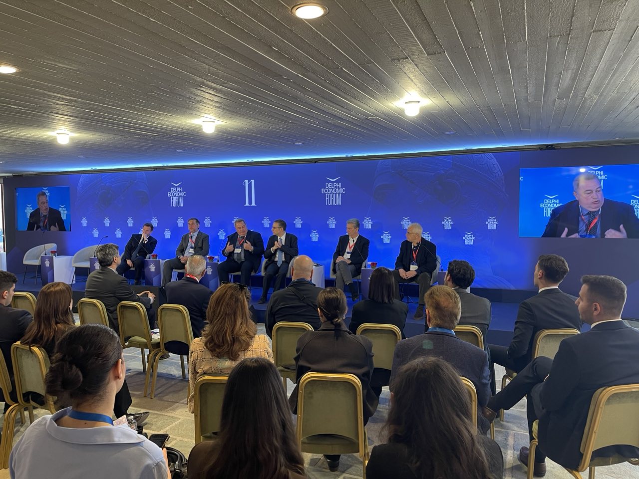 omilitis-sto-foroum-ton-delfon-1