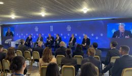 omilitis-sto-foroum-ton-delfon