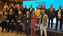 p&Alpha;mth-simmetochi-se-touristiki-drasi