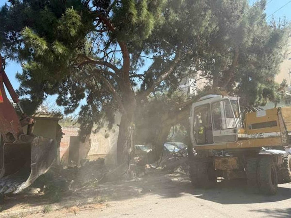 Παλαιό Φάληρο: Κατεδαφίστηκαν αυθαίρετα κτίσματα στην Αγίας Λαύρας