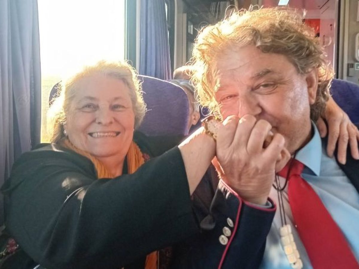 Πάντα «ιππότης» ο Χαχάμης: Χειροφίλημα στη Μαριώ μέσα στο τρένο