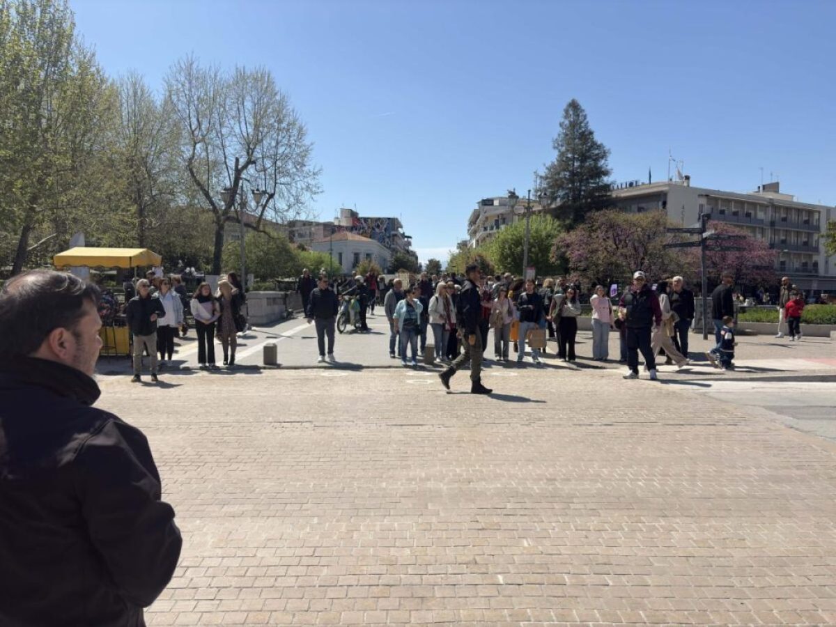 Παρά την ημέρα περισυλλογής, η παρουσία του κόσμου στο κέντρο των Τρικάλων  ήταν αισθητή