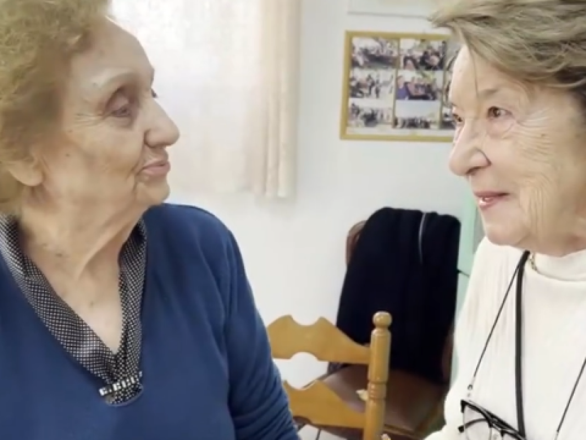 Παράδοση και γεύση στη Σητεία: Η Αντωνία Τριχοπούλου φτιάχνει ντολμαδάκια με τις κυρίες του ΚΑΠΗ