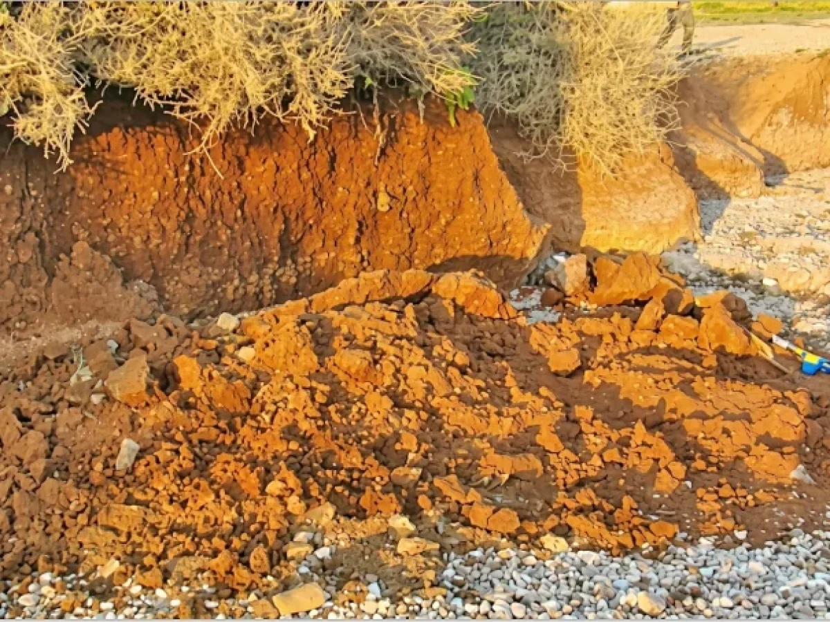 Παραλίγο τραγωδία στην παραλία της Βάρκιζας: Μεγάλος όγκος χώματος καταπλάκωσε πατέρα και γιο!