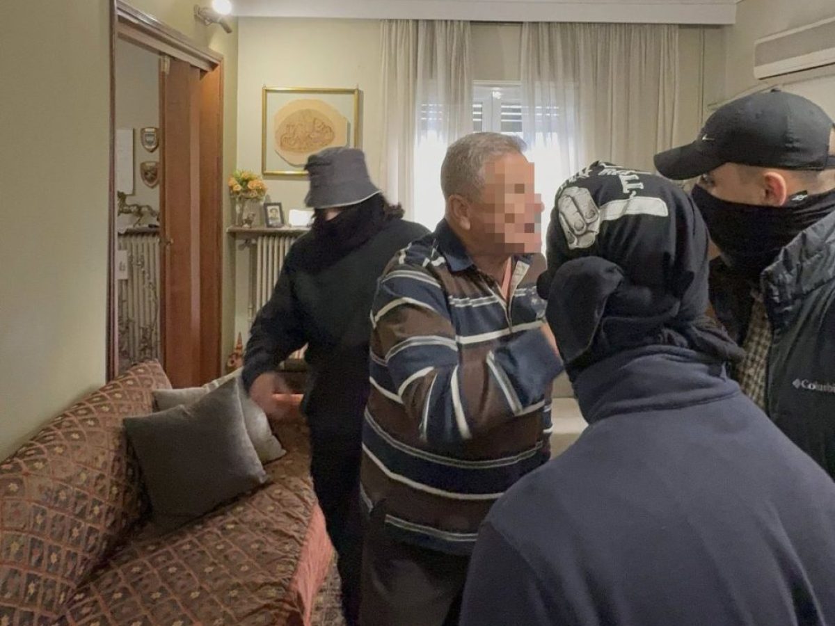Παρέμβαση του Ρουβίκωνα σε ιατρείο ογκολόγου για “φακελάκι” και “σεξουαλική παρενόχληση φαντάρων”