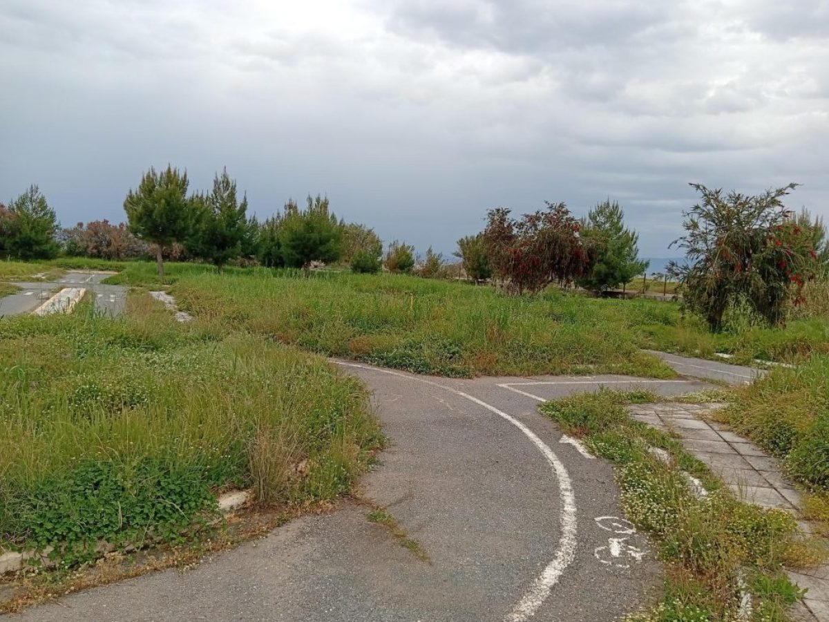Πάρκο Κυκλοφοριακής Αγωγής χωρίς σήματα αλλά με χορτάρια…