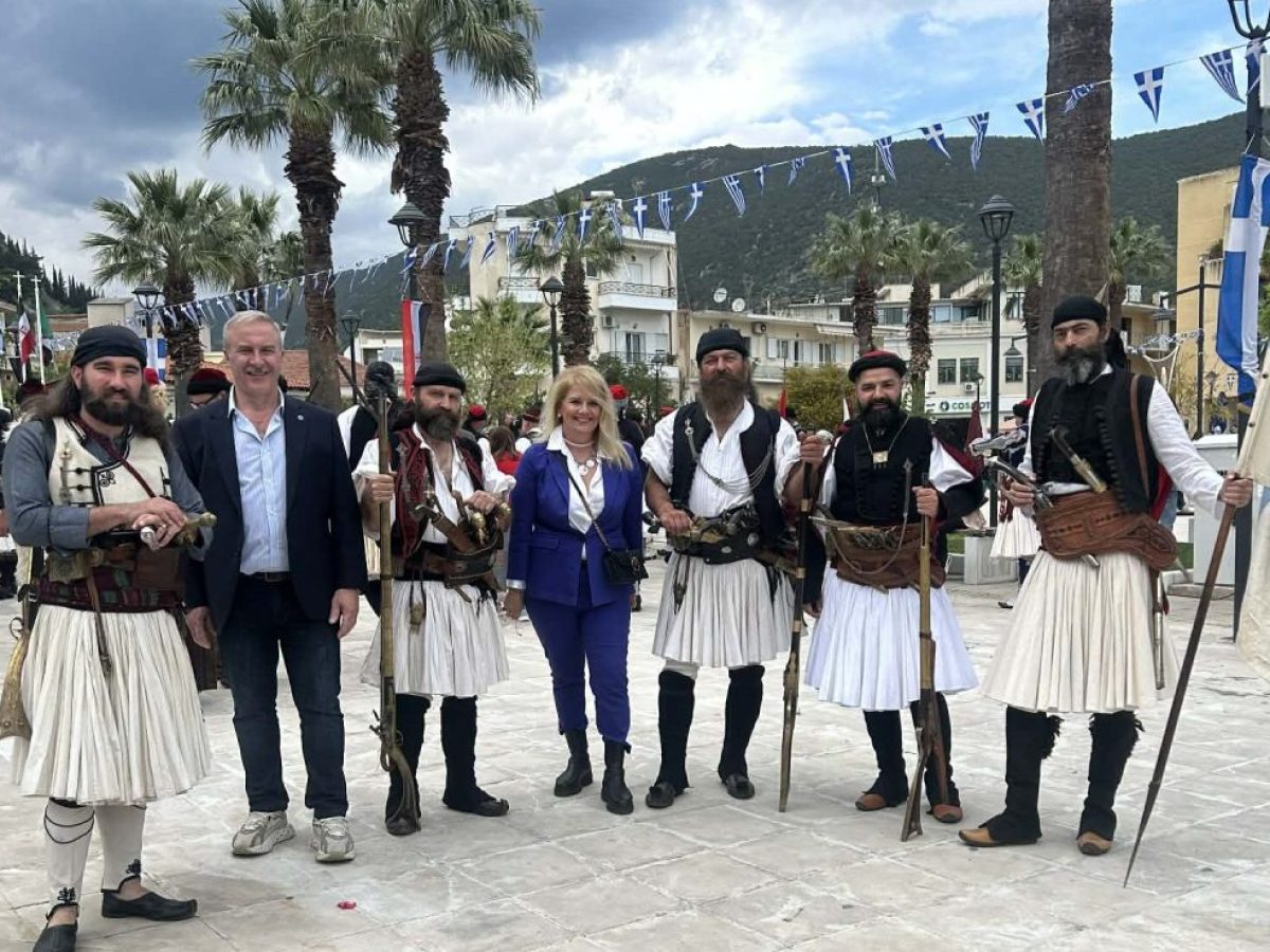 Παρουσία του Δήμου Λουτρακίου – Περαχώρας – Αγίων Θεοδώρων στις επετειακές εκδηλώσεις της Άμφισσας