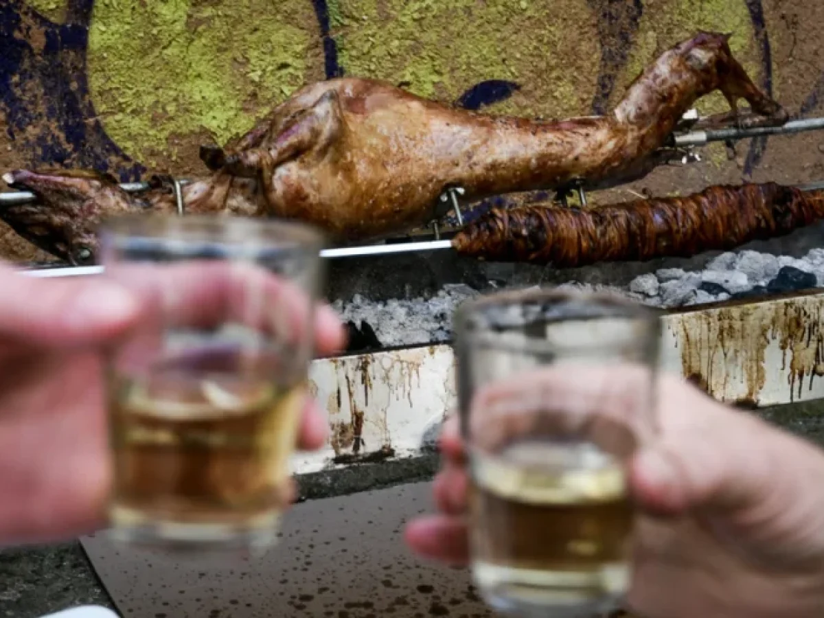 Πάσχα με ήλιο και υψηλές θερμοκρασίες: Στήνεται ο οβελίας σε όλη τη χώρα με ιδανικό καιρό