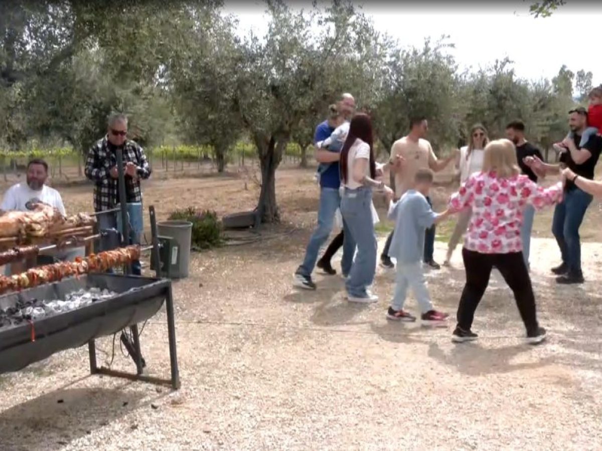 Πάσχα σε κάθε γωνιά της Ελλάδας – Σούβλες, χορός και πατροπαράδοτα εδέσματα