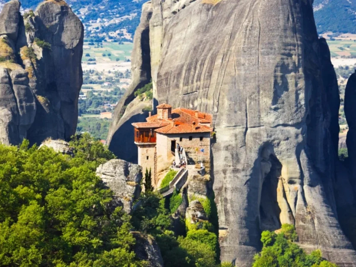 Πάσχα στην Ελλάδα: Πάτμος, Μετέωρα και Κέρκυρα οι πιο δημοφιλείς προορισμοί για τη φετινή έξοδο