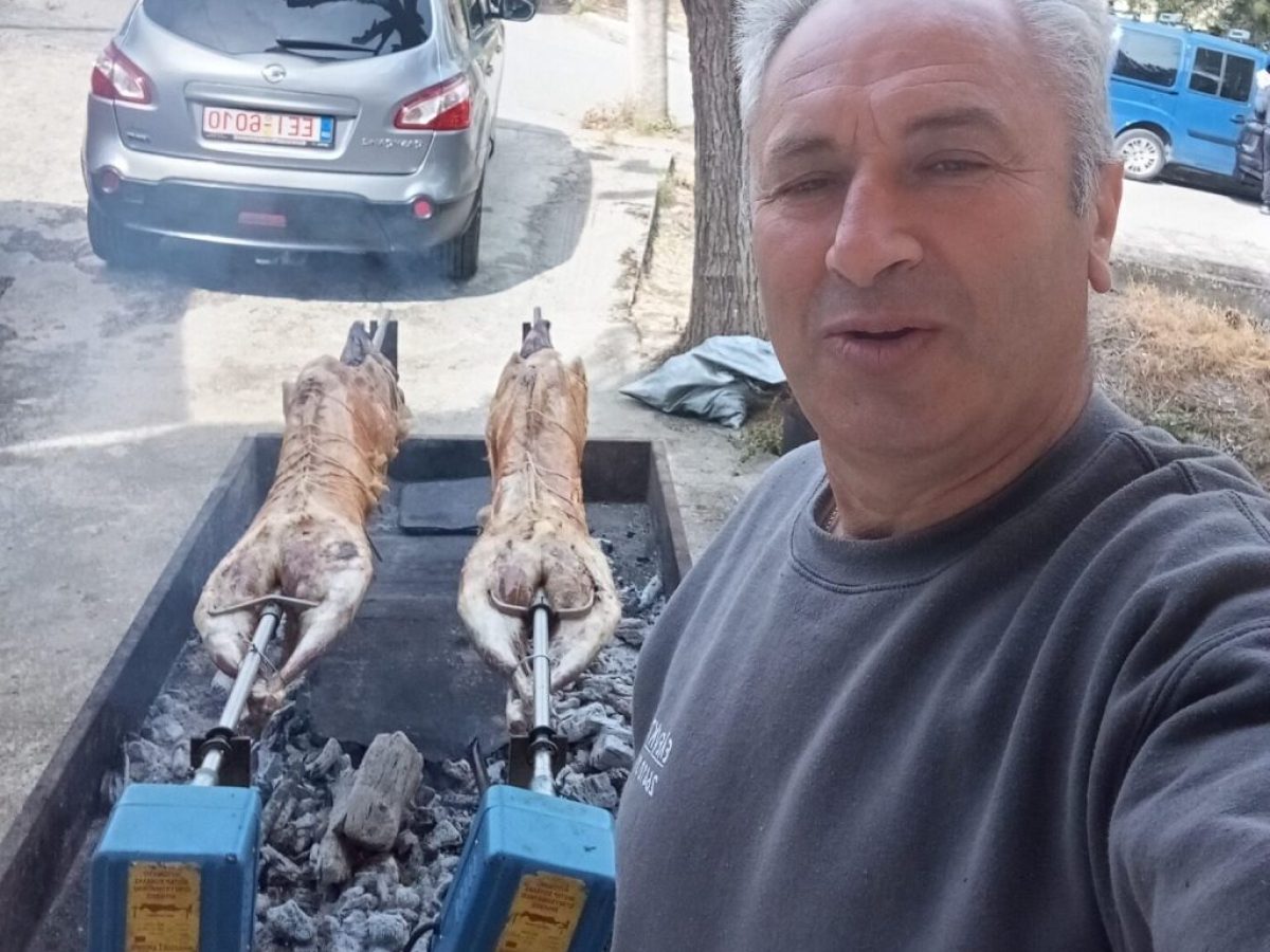 Πάσχα στο Αγρίνιο: Στήθηκαν οι σούβλες και γέμισε χαμόγελα η πόλη