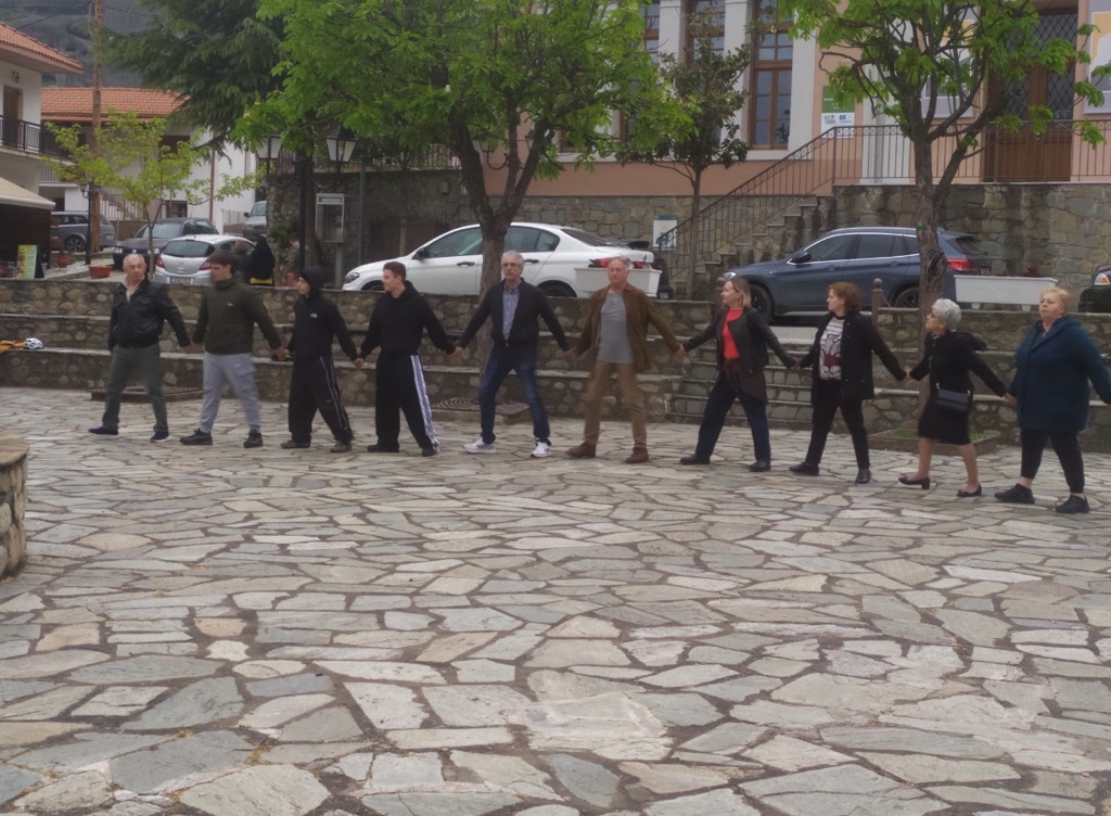 paschaliatikos-choros-sto-kastraki-zontania