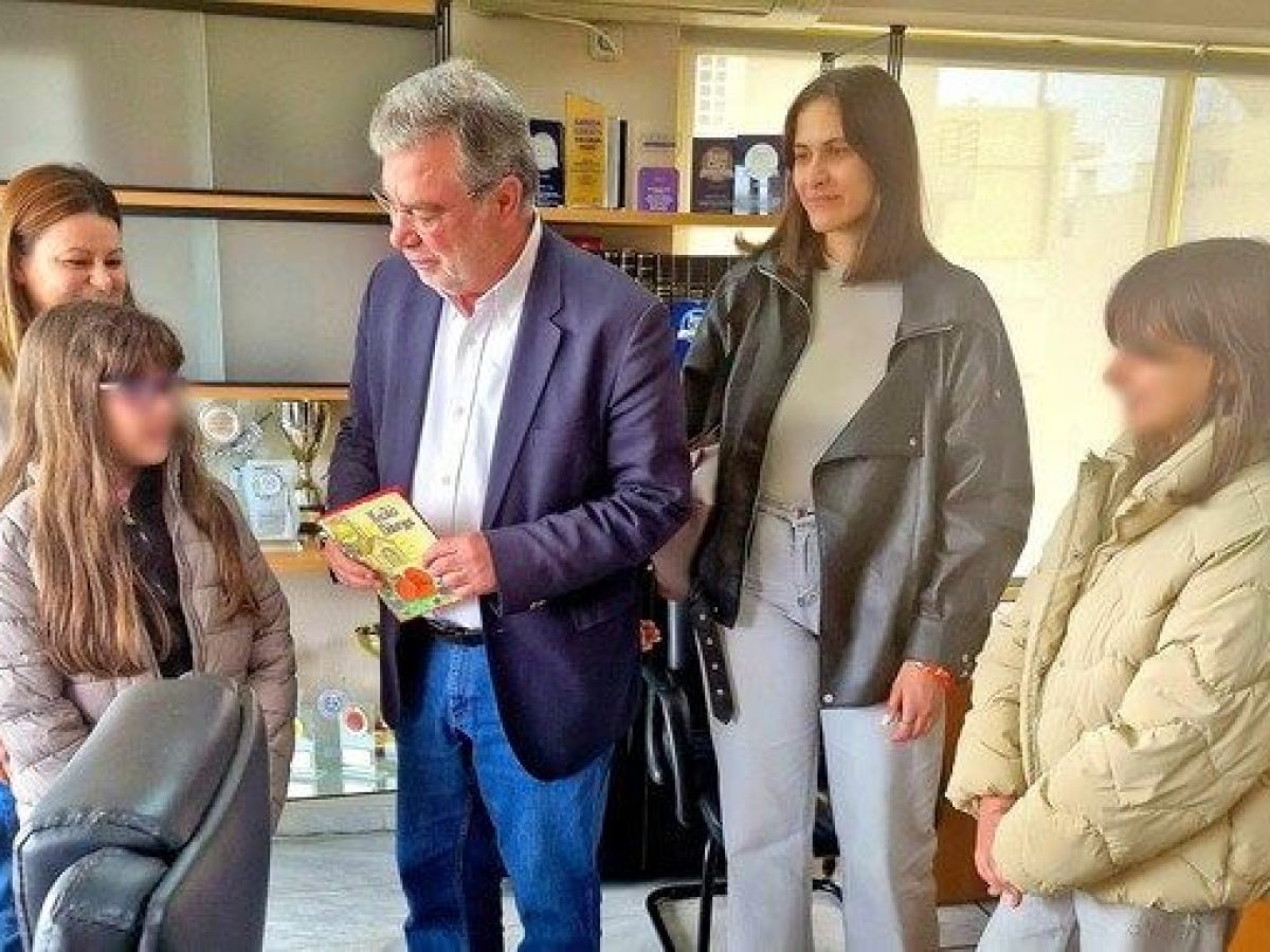 Πασχαλινές ευχές στον Ανδρέα Ευθυμίου από μαθήτριες του 3ου Δημοτικού Σχολείου Μοσχάτου