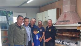 paschalino-trapezi-sto-kathikon-gia