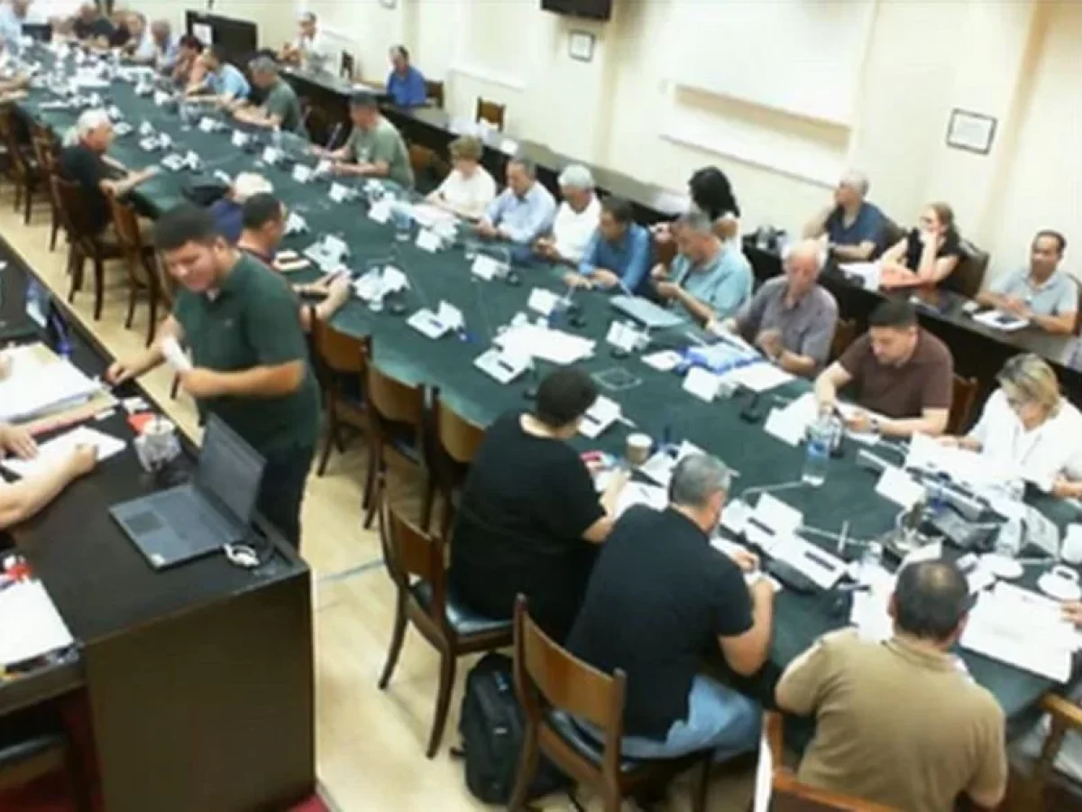 &Pi;ά&tau;&rho;&alpha;: &Kappa;&alpha;&tau;&alpha;&psi;ή&phi;&iota;&sigma;&epsilon; &eta; &Delta;&eta;&mu;&omicron;&tau;&iota;&kappa;ή &Alpha;&rho;&chi;ή &tau;&eta;&sigmaf; &Pi;ά&tau;&rho;&alpha;&sigmaf; &tau;&eta;&nu; &pi;&rho;ό&tau;&alpha;&sigma;&eta; &gamma;&iota;&alpha; &mu;&epsilon;ί&omega;&sigma;&eta; &kappa;&alpha;&tau;ά 50% &tau;&omega;&nu; &delta;&eta;&mu;&omicron;&tau;&iota;&kappa;ώ&nu; &tau;&epsilon;&lambda;ώ&nu; &gamma;&iota;&alpha; &tau;&omicron;&upsilon;&sigmaf; &phi;&omicron;&iota;&tau;&eta;&tau;έ&sigmaf;