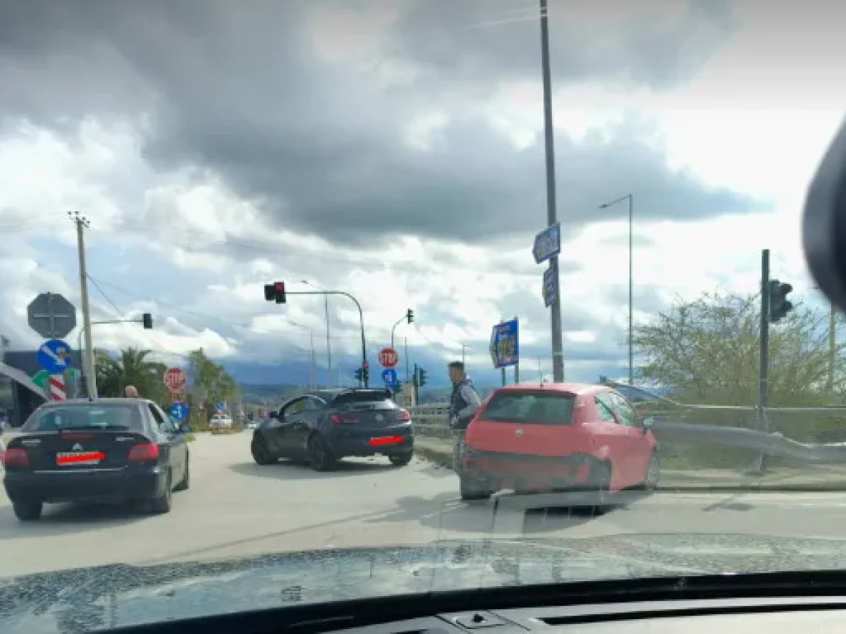 Πάτρα: Τροχαίο στη διασταύρωση Γλαύκου – Ακρωτηρίου – Δύο αυτοκίνητα