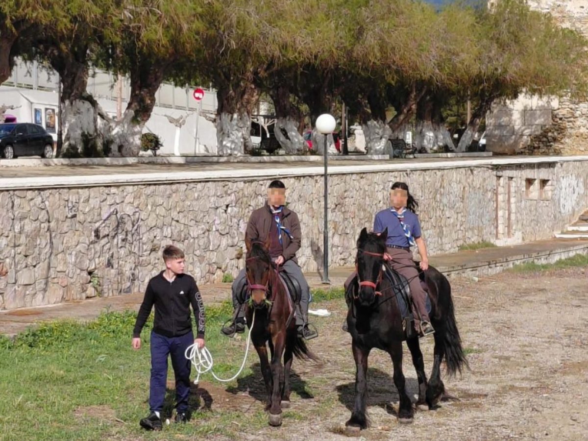 Παιδάκια έκαναν βόλτα με άλογα σε παραλία της Εύβοιας